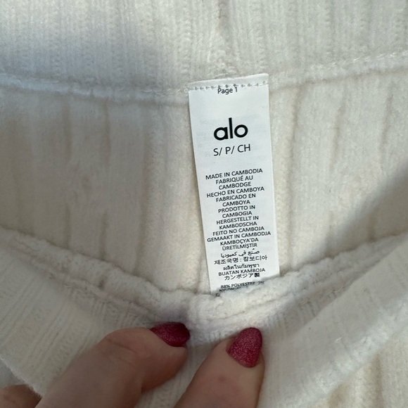 ALO Yoga Women's White Cable Knit Winter Bliss Shorts - Picture 6 of 7